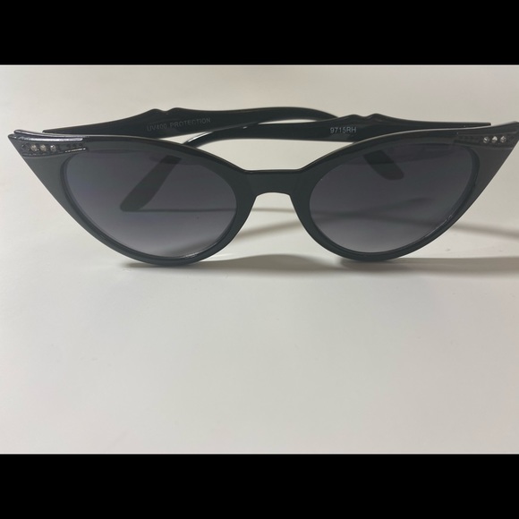 Accessories - ❤️ 3/20 Black Cat Eye Sunglasses